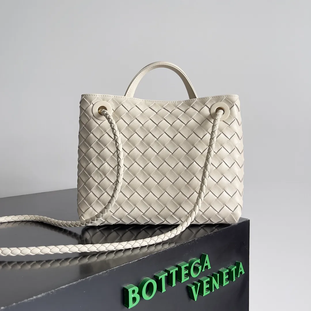 The 2023 new Andiamo batch of 1860 BV has been shipped‼ ️Really popular🔥The new Andiamo woven handbag launched by Bottega Veneta this season is really popular all over the world! ! Celebrities at home and abroad have worn it, and Oscar-winning actress Michelle Yeoh has taken it out on the street. Song Jia, Trai Yara, Yu Feihong, Sanji Ayaka, Rosie Hunting-Whiteley, Yoshioka Riho, etc. have all picked up this bag. It is classic and versatile, showing off its temperament, and the bag capacity is also large, which is very convenient for daily commuting! ! A variety of carrying methods, the shoulder straps can be adjusted by yourself, the original lambskin feels soft and delicate, and the neutral style is made to break gender boundaries and bring a more practical and longer-lasting use experience. Andiamo, which has both elegant and casual styles, perfectly interprets the true appearance of "fashionable old money style". Style number: 743568 Size: 25*22*10.5cm